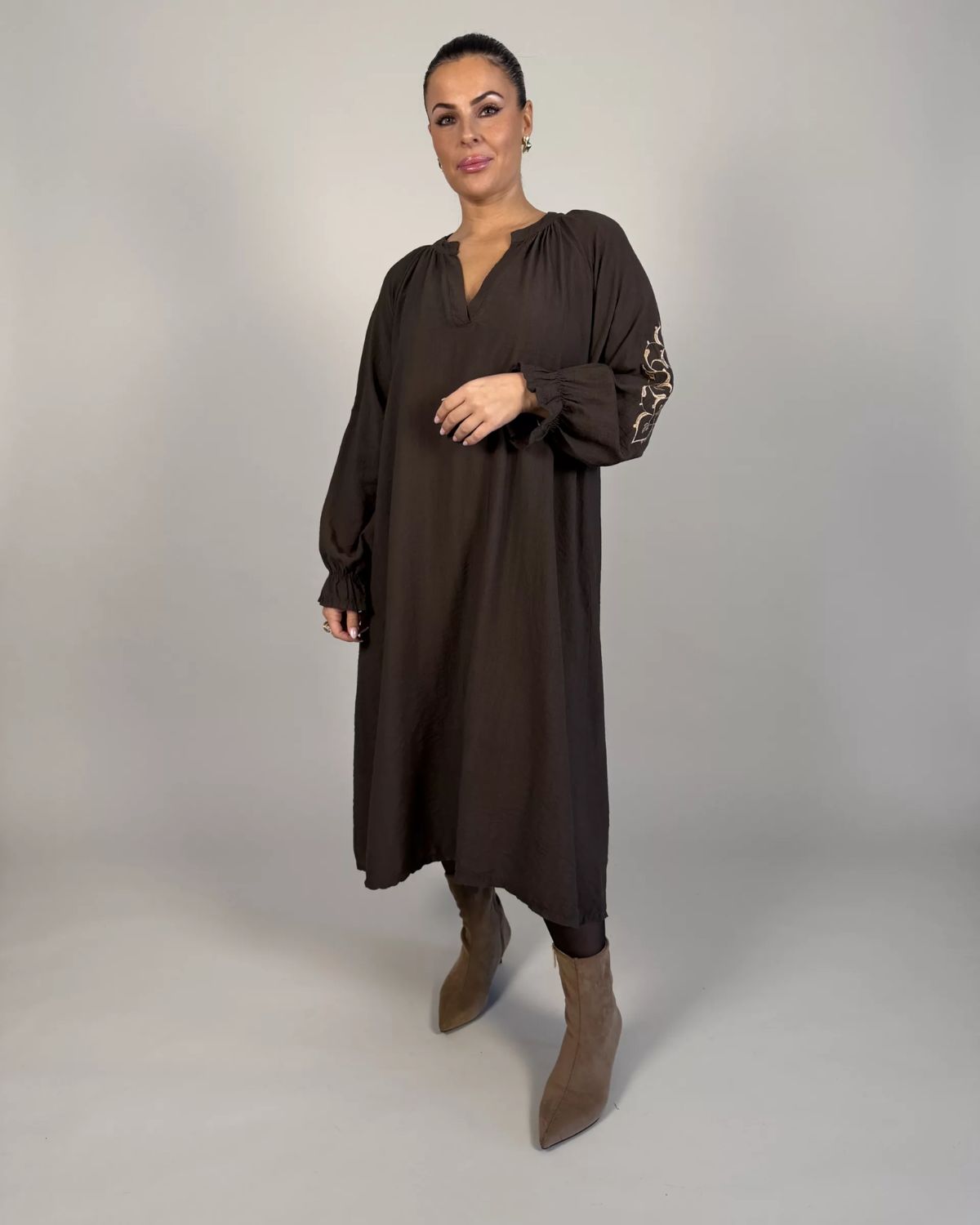 Aya Klänning med brodyr Dam Brun | Smilebutiken - Camicia