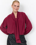 Cath 15 V-ringad Blus med Scarf Röd Rhododendron | Smilebutiken - Soyaconcept