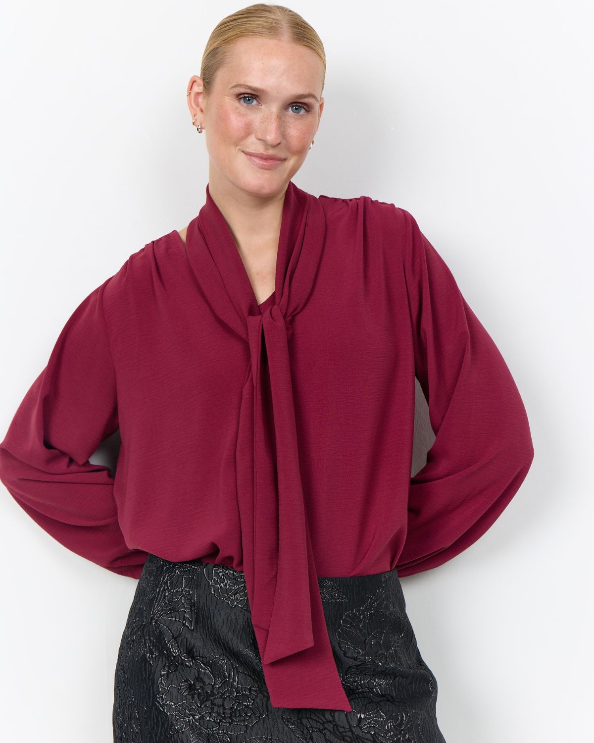 Cath 15 V-ringad Blus med Scarf Röd Rhododendron | Smilebutiken - Soyaconcept