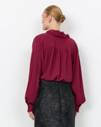 Cath 15 V-ringad Blus med Scarf Röd Rhododendron | Smilebutiken - Soyaconcept
