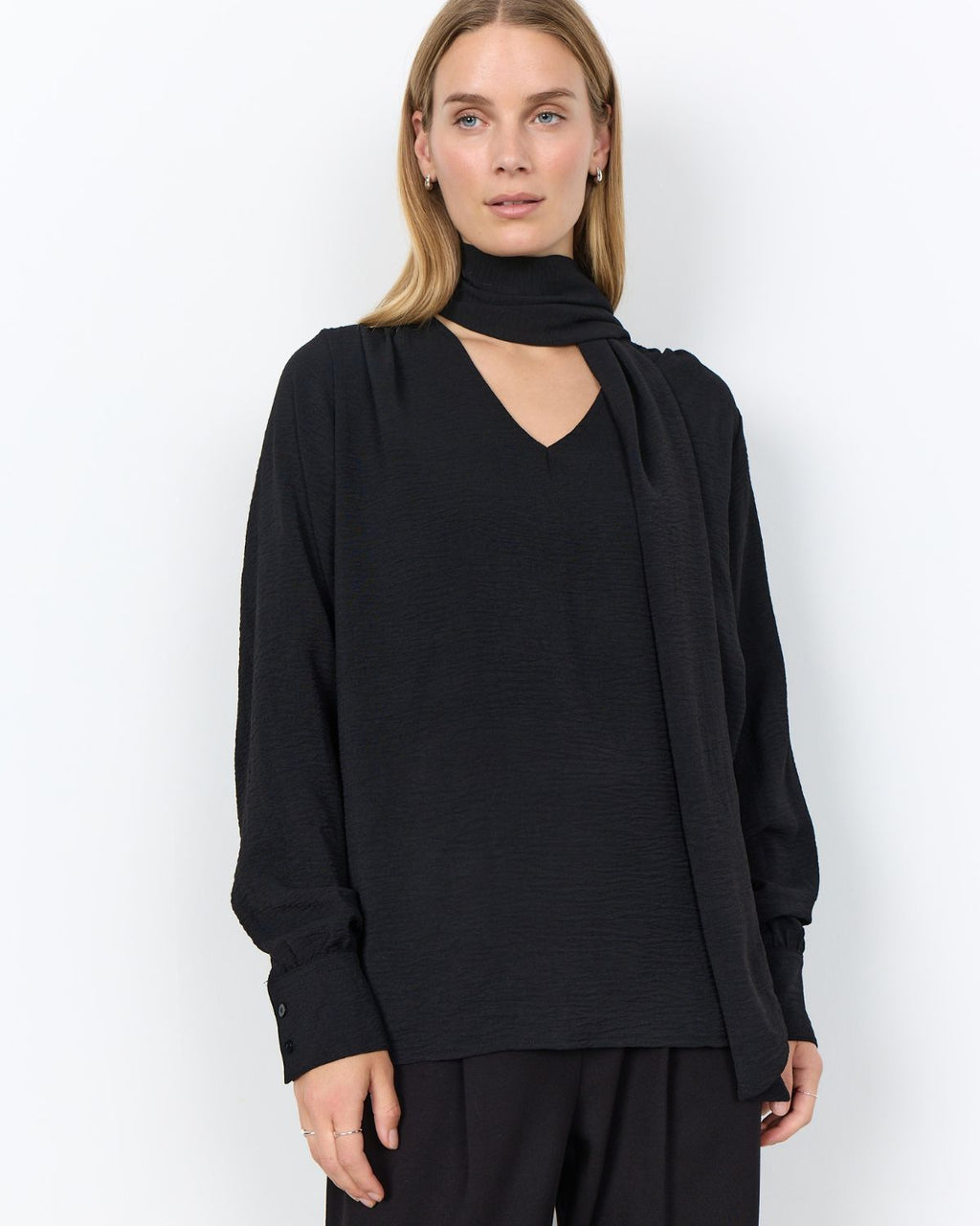 Cath 15 V-ringad Blus med Scarf Svart Black | Smilebutiken - Soyaconcept