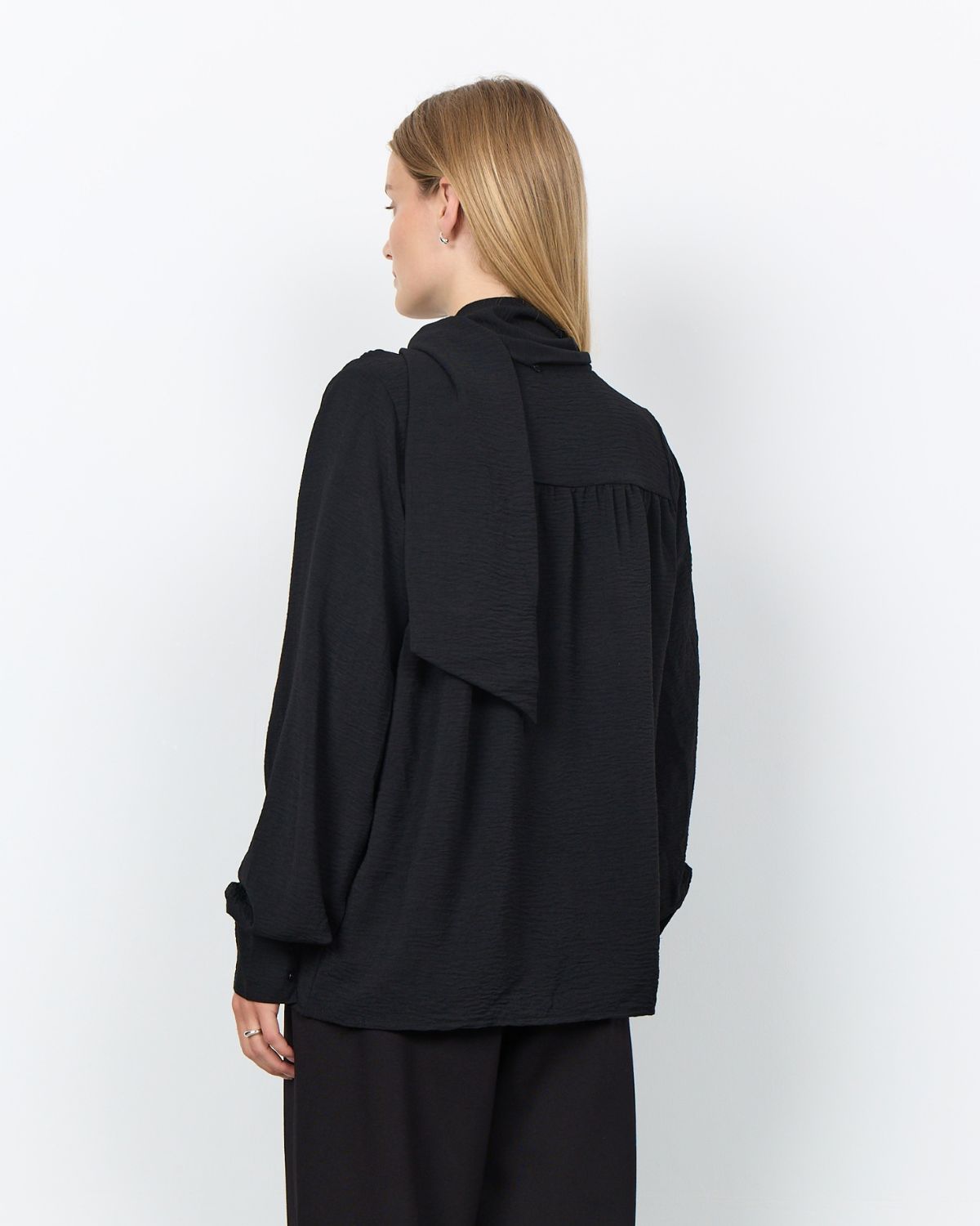 Cath 15 V-ringad Blus med Scarf Svart Black | Smilebutiken - Soyaconcept