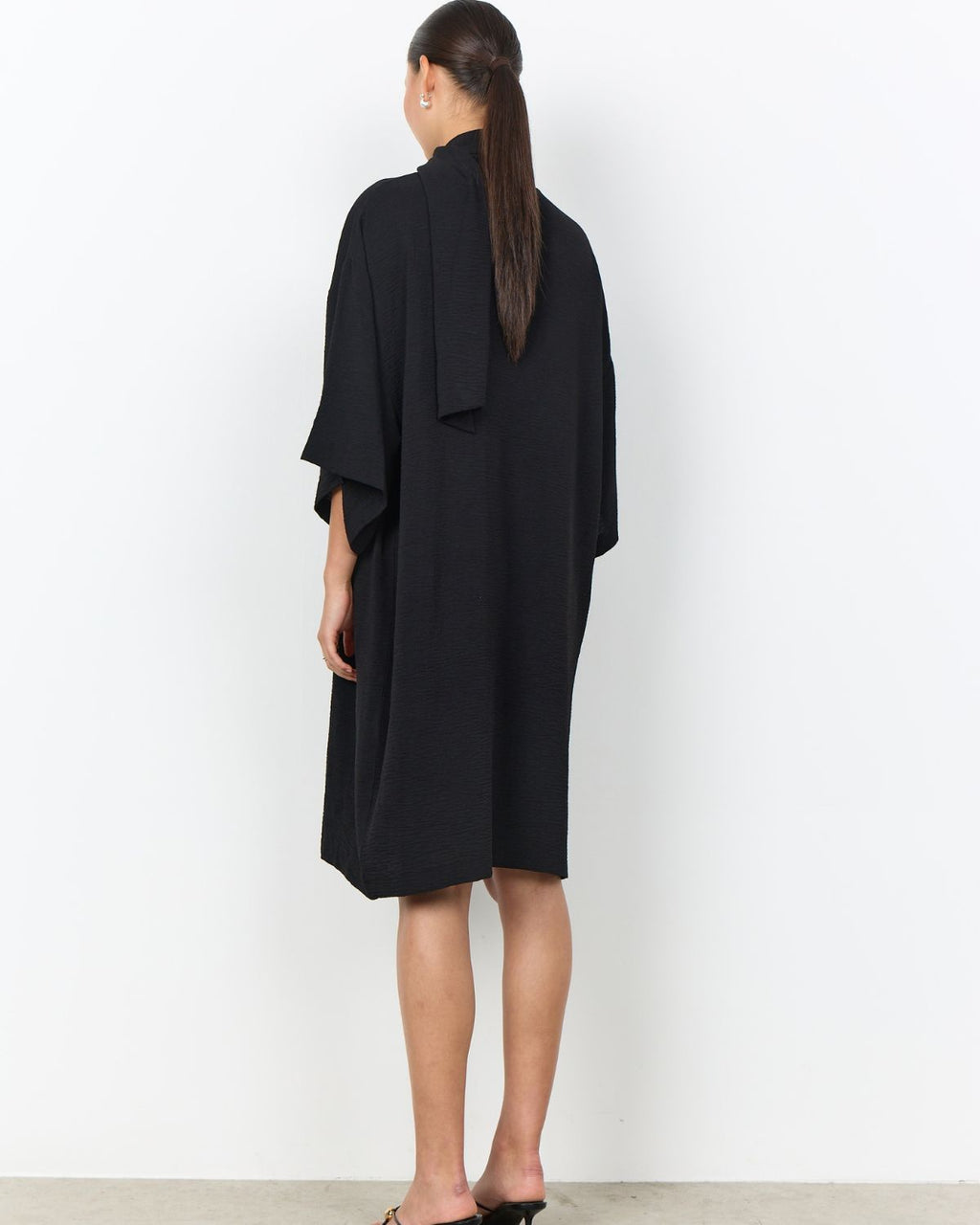 Cath 16 Klänning Med Knyt Dam Svart Black | Smilebutiken - Soyaconcept