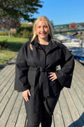 Chica London Alvina Poncho Jacka Dam Black CARAMELLE FASHION