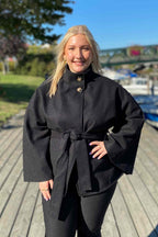 Chica London Alvina Poncho Jacka Dam Black CARAMELLE FASHION