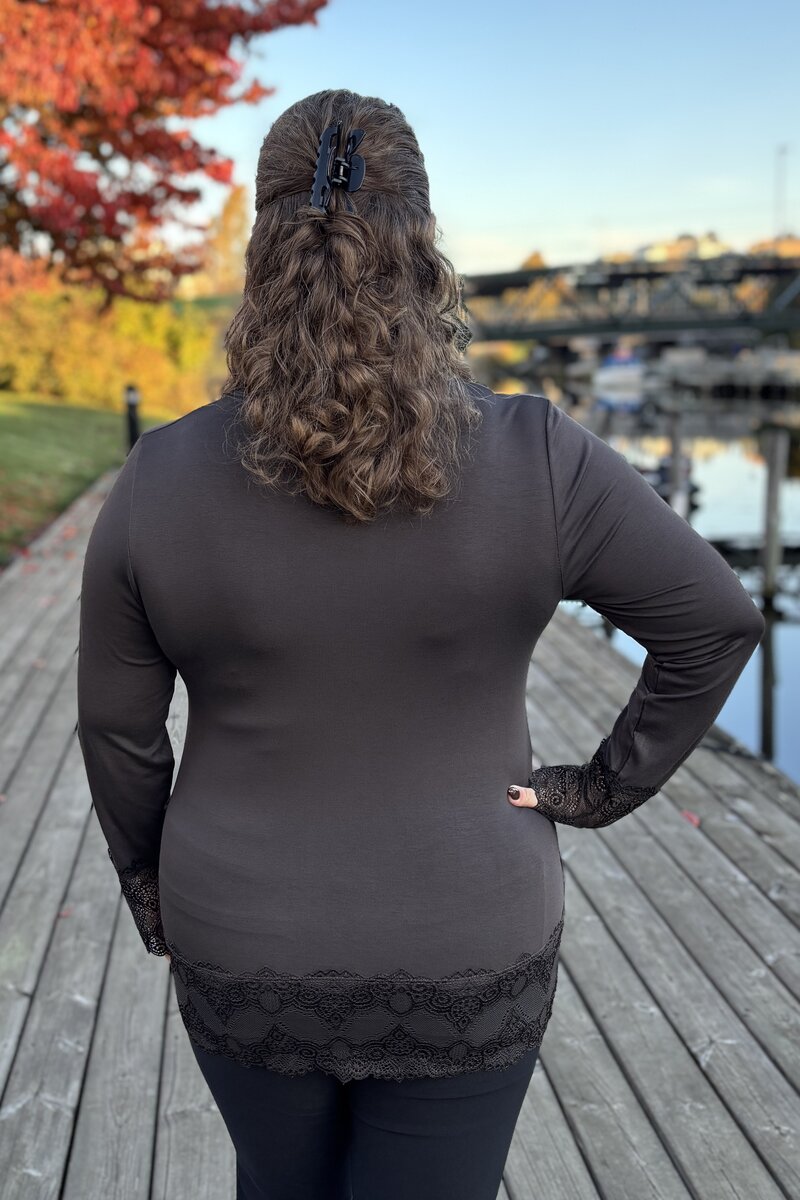 Chica London Gwynne Långärmad Topp med Spets Dam Choco CARAMELLE FASHION