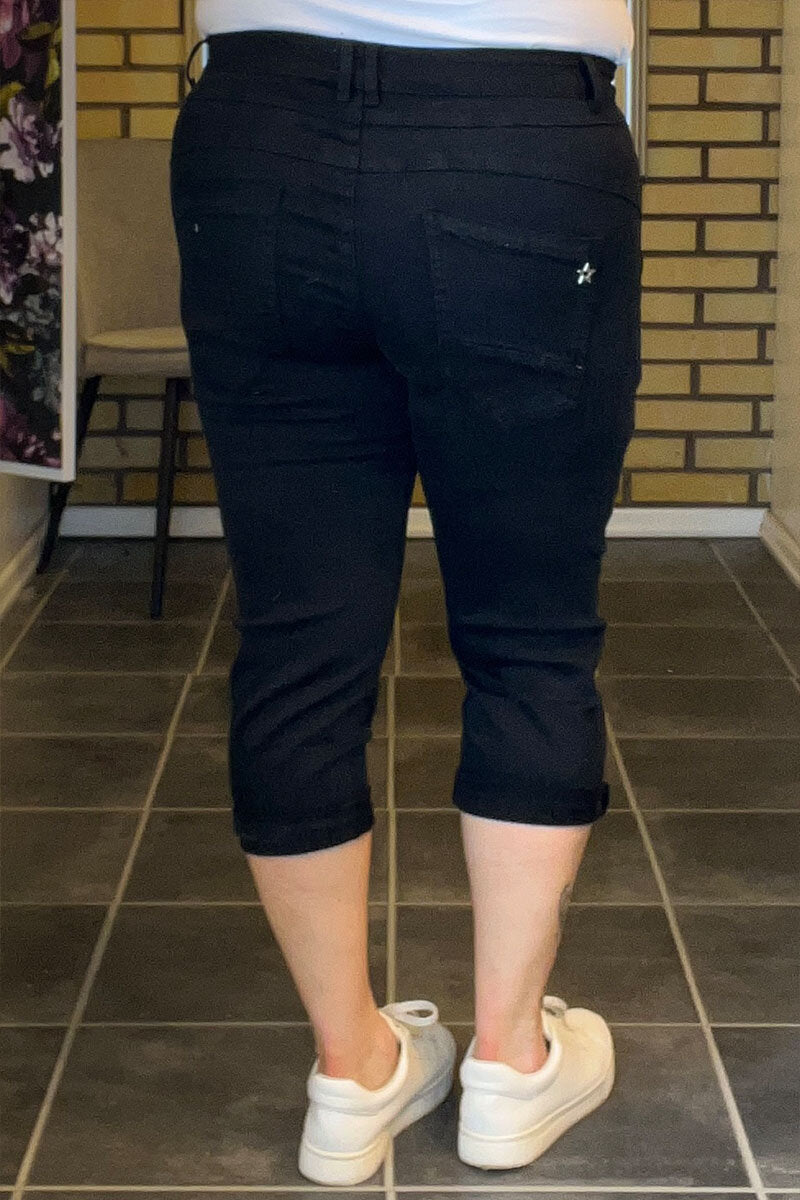 Chica London Naomi Capri Med Blingknappar Dam Black Caramelle Fashion