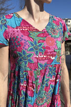 Kimberly V-ringad Klänning 4 Dam Floral Collage | SmileButiken - One Summer