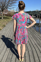 Kimberly V-ringad Klänning 4 Dam Floral Collage | SmileButiken - One Summer