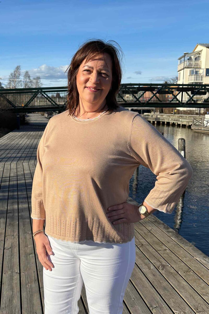 Charity Rundhalsad Pullover Dam Warm Sand Micha