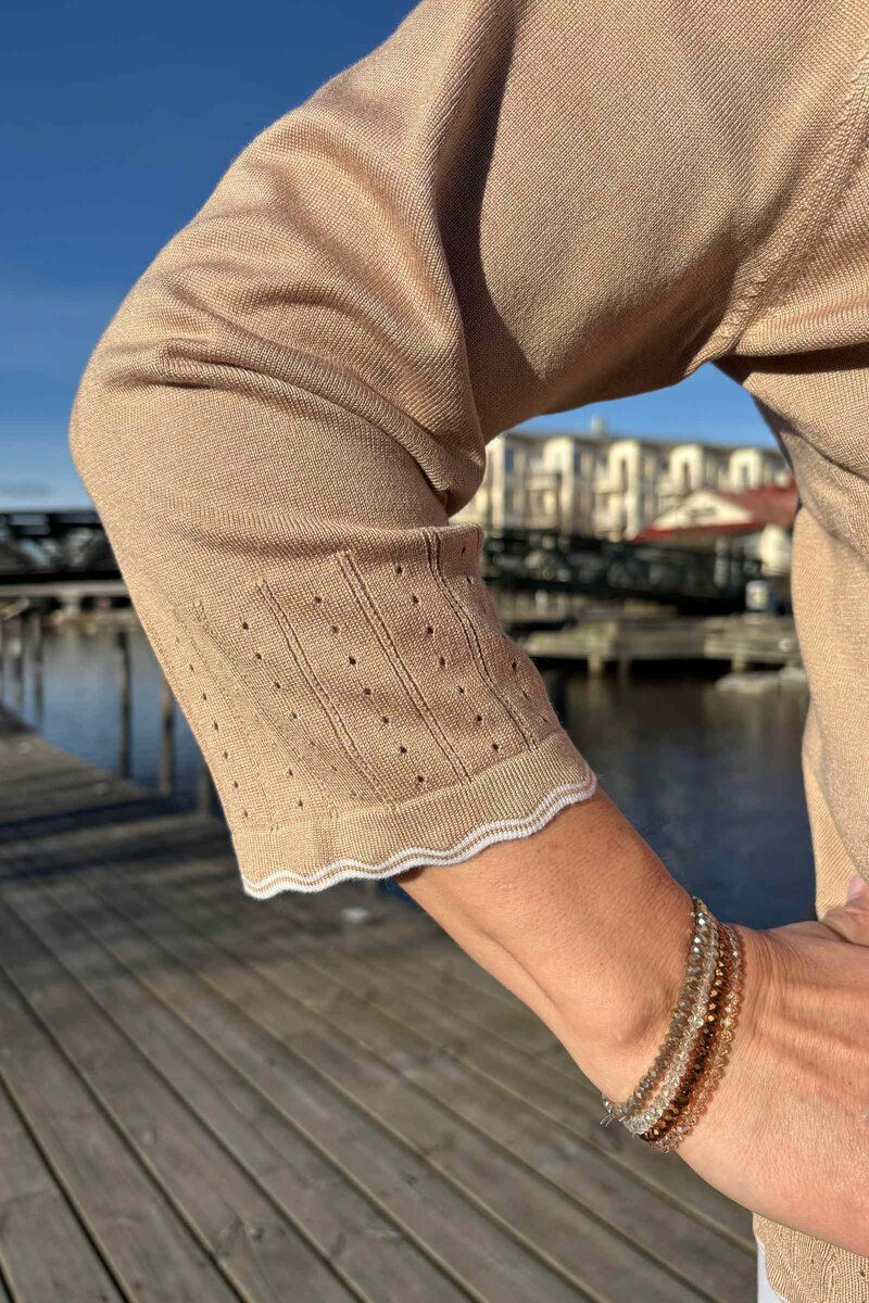 Charity Rundhalsad Pullover Dam Warm Sand Micha