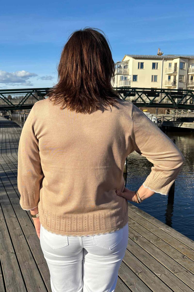 Charity Rundhalsad Pullover Dam Warm Sand Micha
