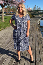 Carina Klänning Dam Fantasy Dark Navy Way of Sweden