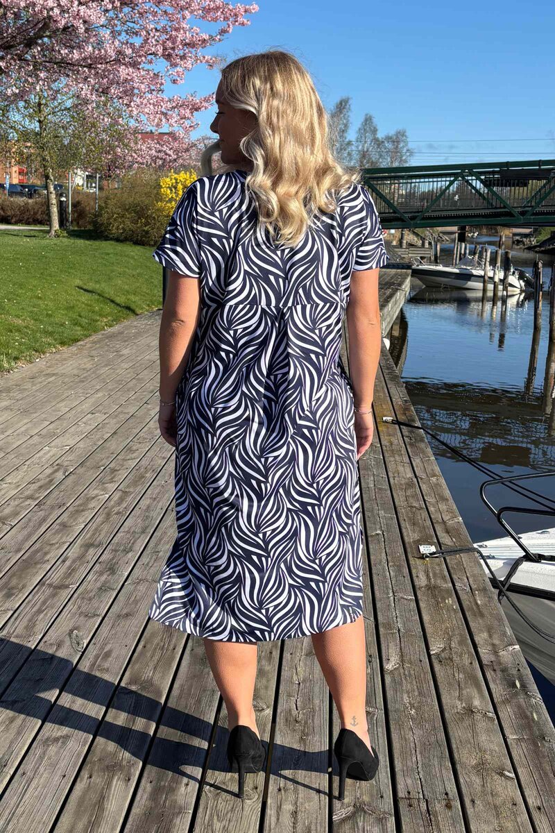 Carina Klänning Dam Fantasy Dark Navy Way of Sweden