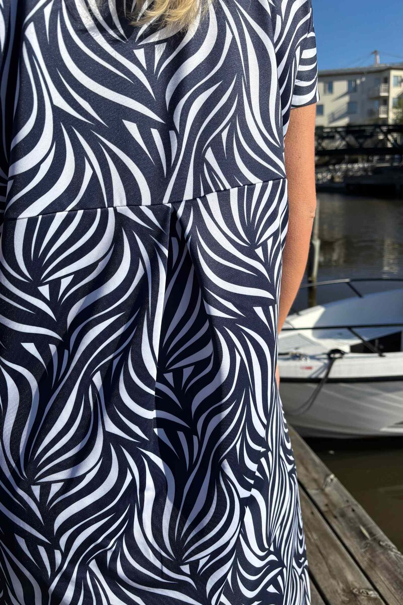 Carina Klänning Dam Fantasy Dark Navy Way of Sweden