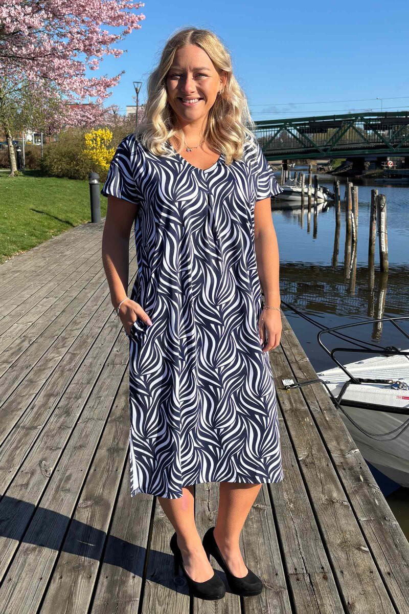 Carina Klänning Dam Fantasy Dark Navy Way of Sweden