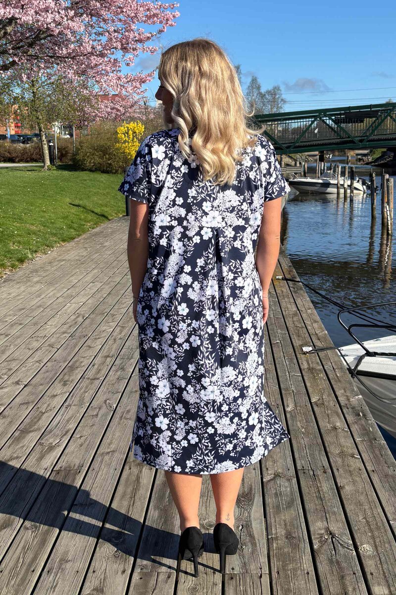 Carina Klänning Dam Flow Dark Navy Way of Sweden
