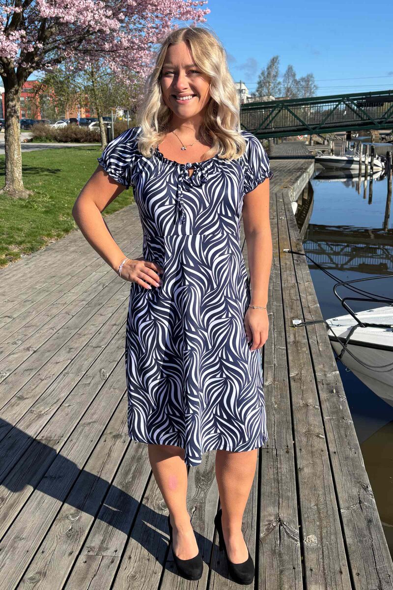 Maria Klänning Dam Fantasy Dark Navy Way of Sweden