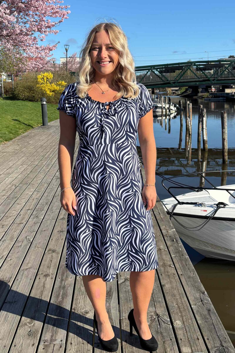 Maria Klänning Dam Fantasy Dark Navy Way of Sweden