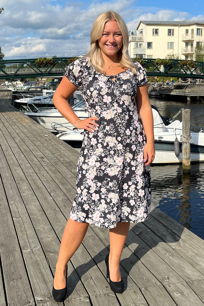 Maria Klänning Dam Flow Black Way of Sweden